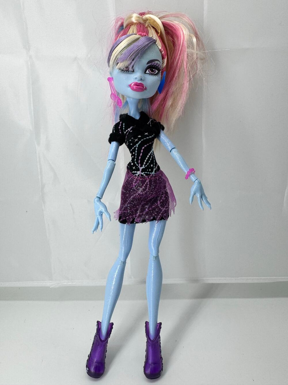 2008 Monster High Home Ick Classroom Abbey Bominable doll